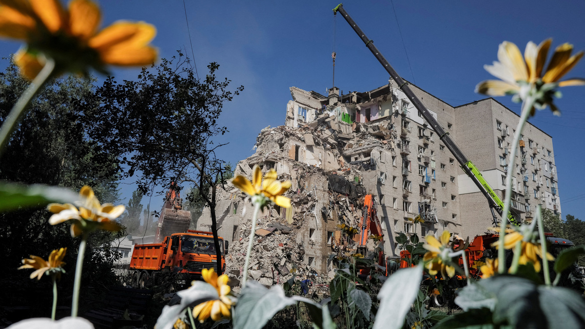 Rescuers work at the site of an apartment building damaged during a Russian missile and drone strike, amid Russia's attack on Ukraine, in Kyiv, Ukraine July 2, 2026. REUTERS/Viacheslav Ratynskyi