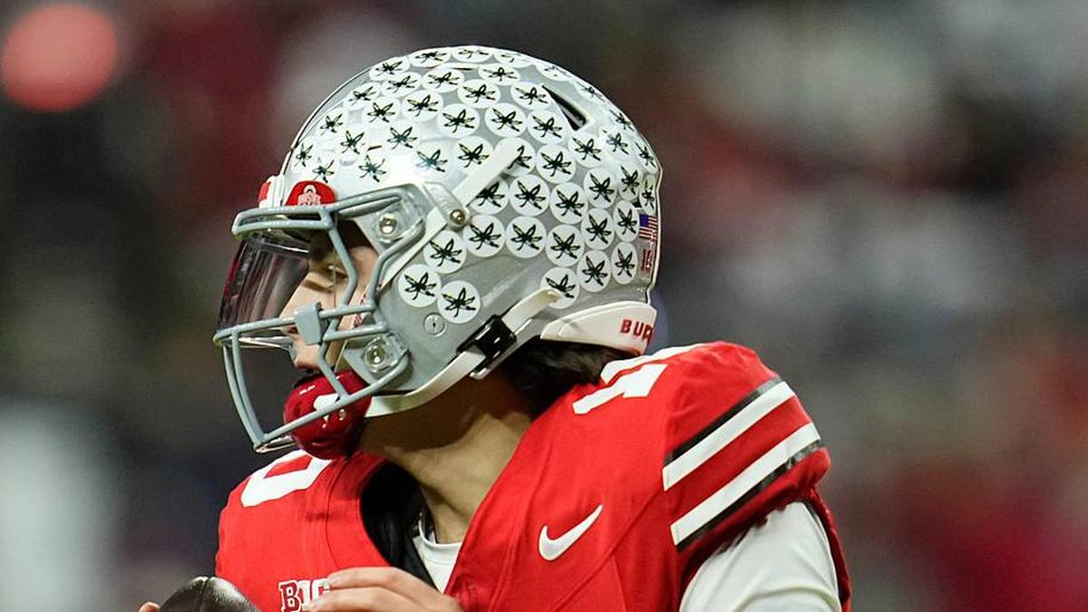  Ohio State Buckeyes quarterback Julian Sayin (10) warms up prior to the Big Ten Conference championship game against the Indiana Hoosiers at Lucas Oil Stadium in Indianapolis on Dec. 6, 2025. | Adam Cairns/Columbus Dispatch / USA TODAY NETWORK via Imagn Images 