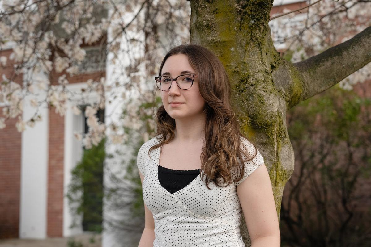  Olivia Meier, a high school senior from Chugiak, Alaska, on the Amherst College campus during a two-day program for admitted students. For rural students like her, she says, "It's really easy to doubt yourself when applying to schools like this." Credit: Lucy Lu for The Hechinger Report