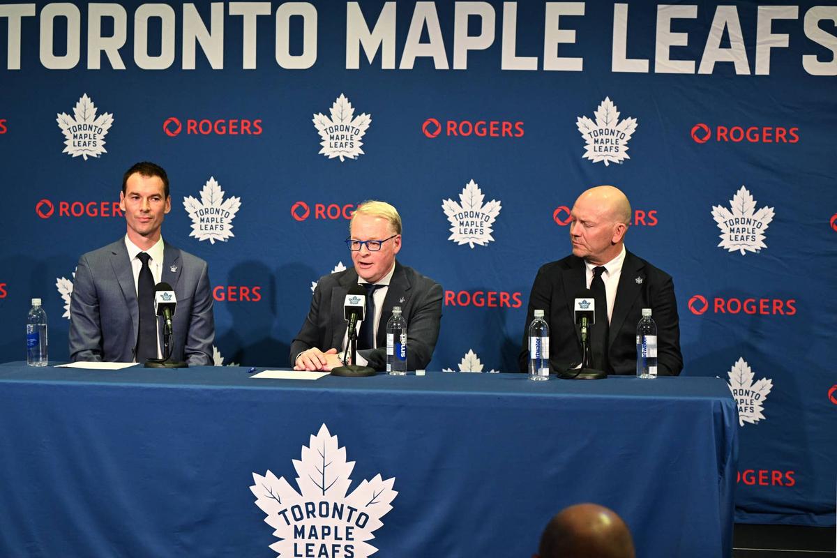  Maple Leafs Sports and Entertainment CEO Keith Pelley answers media questions between Toronto Maple Leafs general manager John Chayka (left) and senior executive advisor Mats Sundin during an introductory news conference at Real Sports Bar and Grill. Dan Hamilton-Imagn Images