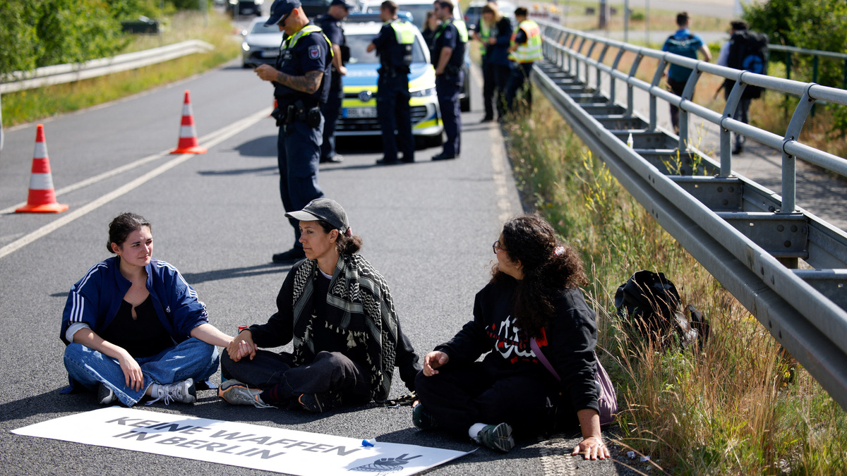 Activists block a road to the venue during protest on the opening day of the International Aerospace Exhibition ILA at Schoenefeld Airport in Berlin, Germany, June 10, 2026. REUTERS/Axel Schmidt