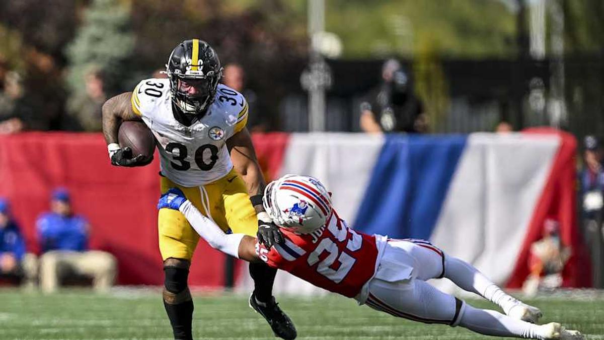  Sep 21, 2025; Foxborough, Massachusetts, USA; New England Patriots cornerback Marcus Jones (25) attempts to tackle Pittsburgh Steelers running back Jaylen Warren (30) during the fourth quarter at Gillette Stadium. Mandatory Credit: Brian Fluharty-Imagn Images | Brian Fluharty-Imagn Images 
