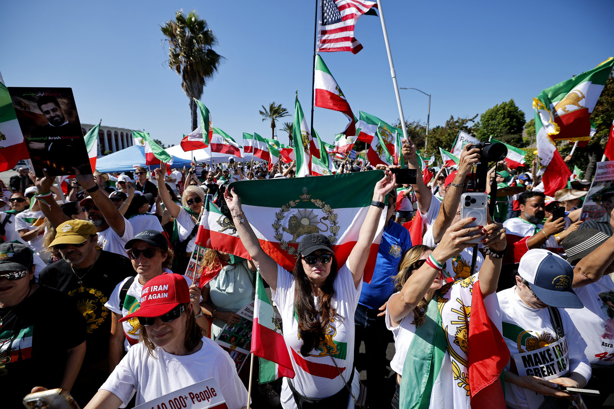 Soccer Football - FIFA World Cup 2026 - Group G - Iran v New Zealand - Los Angeles Stadium, Inglewood, California, U.S. - June 15, 2026 Flags of the U.S. and Iran are displayed during a protest outside the stadium REUTERS/Mike Blake