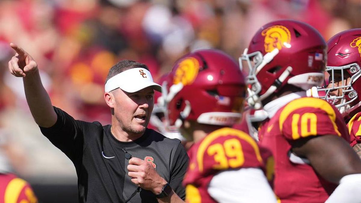  Aug 30, 2025; Los Angeles, California, USA; Southern California Trojans head coach Lincoln Riley gestures during the game against the Missouri State Bears at United Airlines Field at Los Angeles Memorial Coliseum. Mandatory Credit: Kirby Lee-Imagn Images | Kirby Lee-Imagn Images 