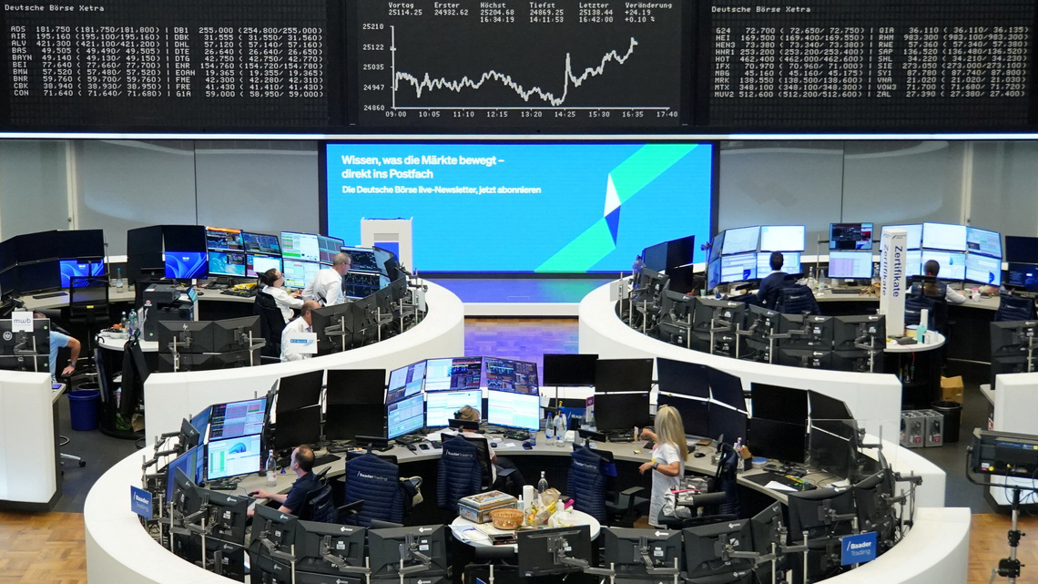 European shares inch higher as oil prices ease; earnings in focus