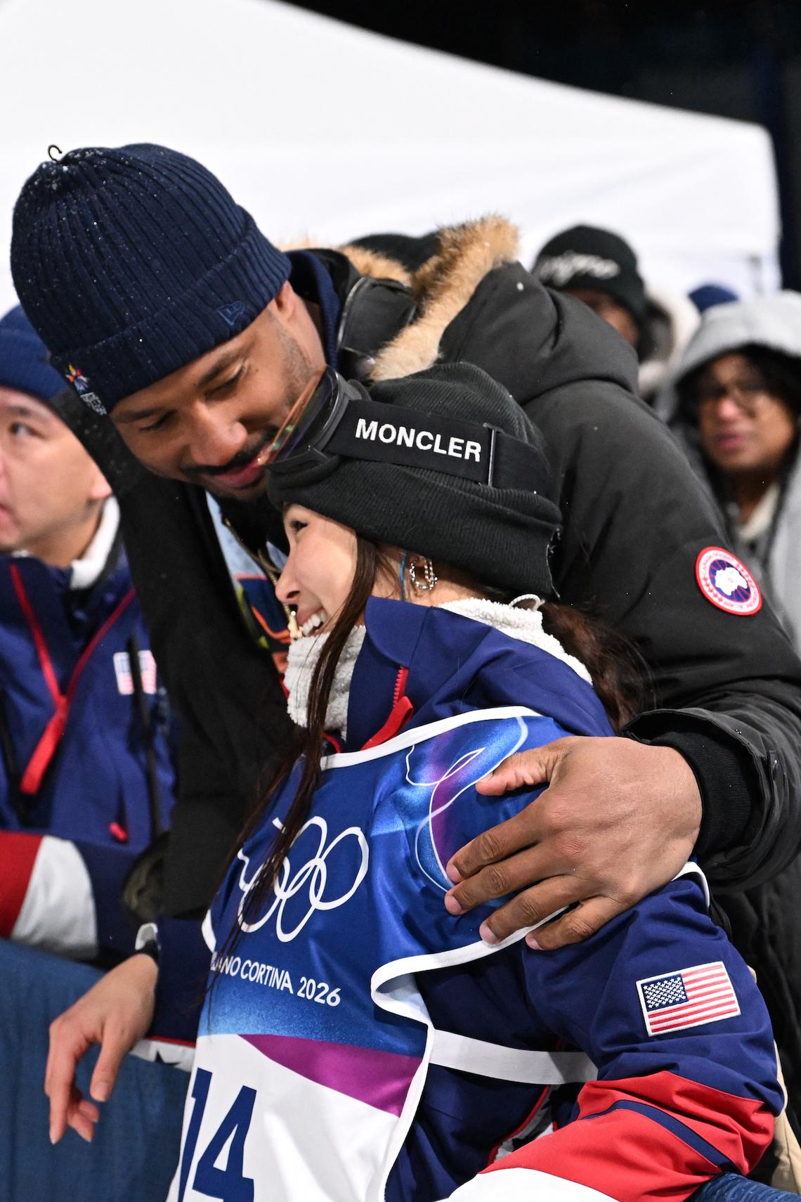  Myles Garrett hugs Chloe Kim after the snowboard women's halfpipe final run during 2026 Winter Olympics.KIRILL KUDRYAVTSEV / AFP 