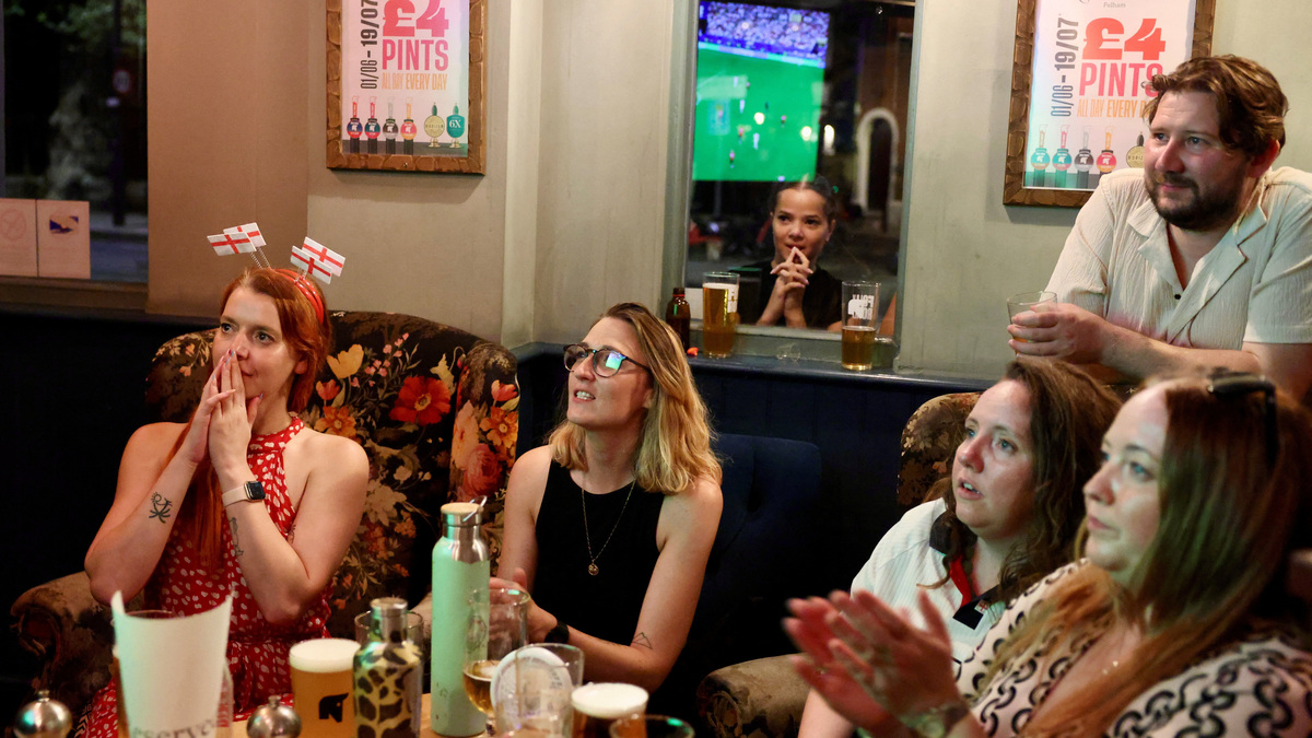 A woman looks through a window in the final minutes of extra time in the England V Norway World Cup quarter-final at The Kings Arms pub in Fulham, London, Britain, July 11, 2026.   REUTERS/Kevin Coombs