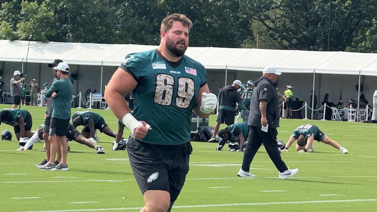  Landon Dickerson at Eagles practice. | Ed Kracz/Eagles on SI 