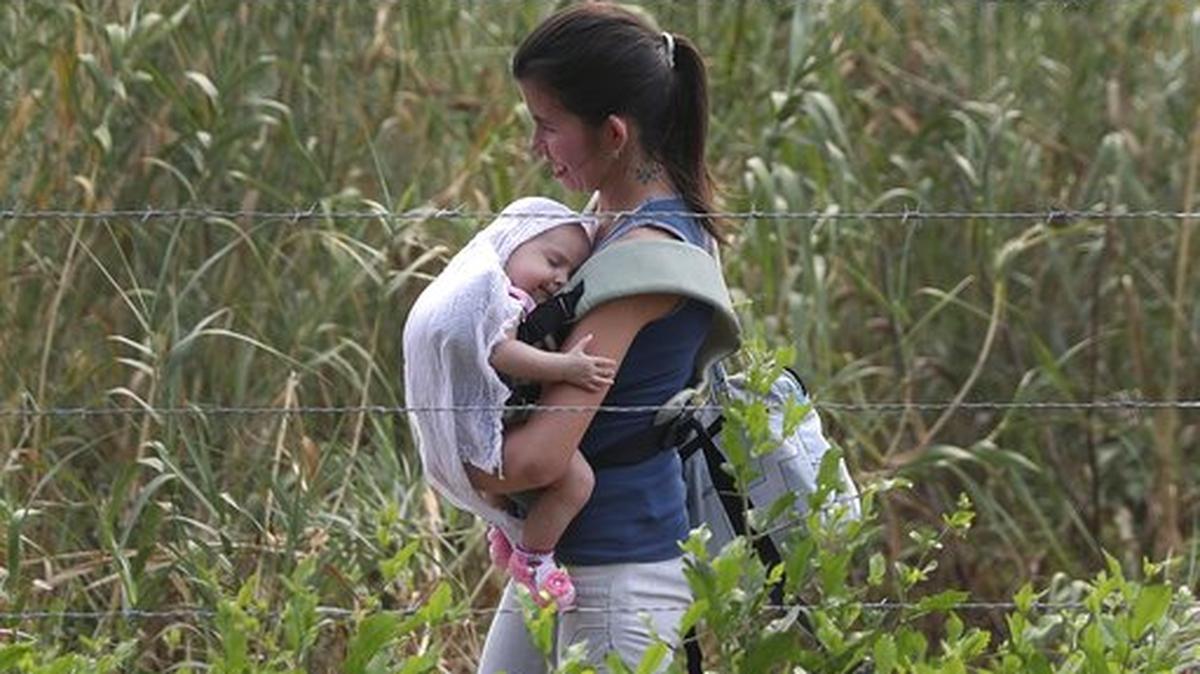 Una venezolana con un bebé cruza ilegalmente a Colombia cerca del Puente Internacional Simón Bolívar el martes 5 de marzo de 2019.