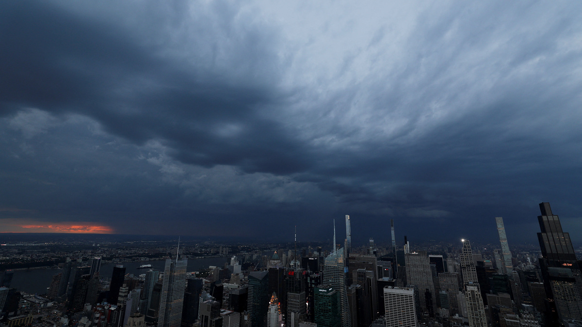 A storm approaches Manhattan ahead of Macy's Fourth of July fireworks as the United States celebrates its 250th anniversary on Independence Day in New York City, U.S., July 4, 2026. REUTERS/Carlos Barria