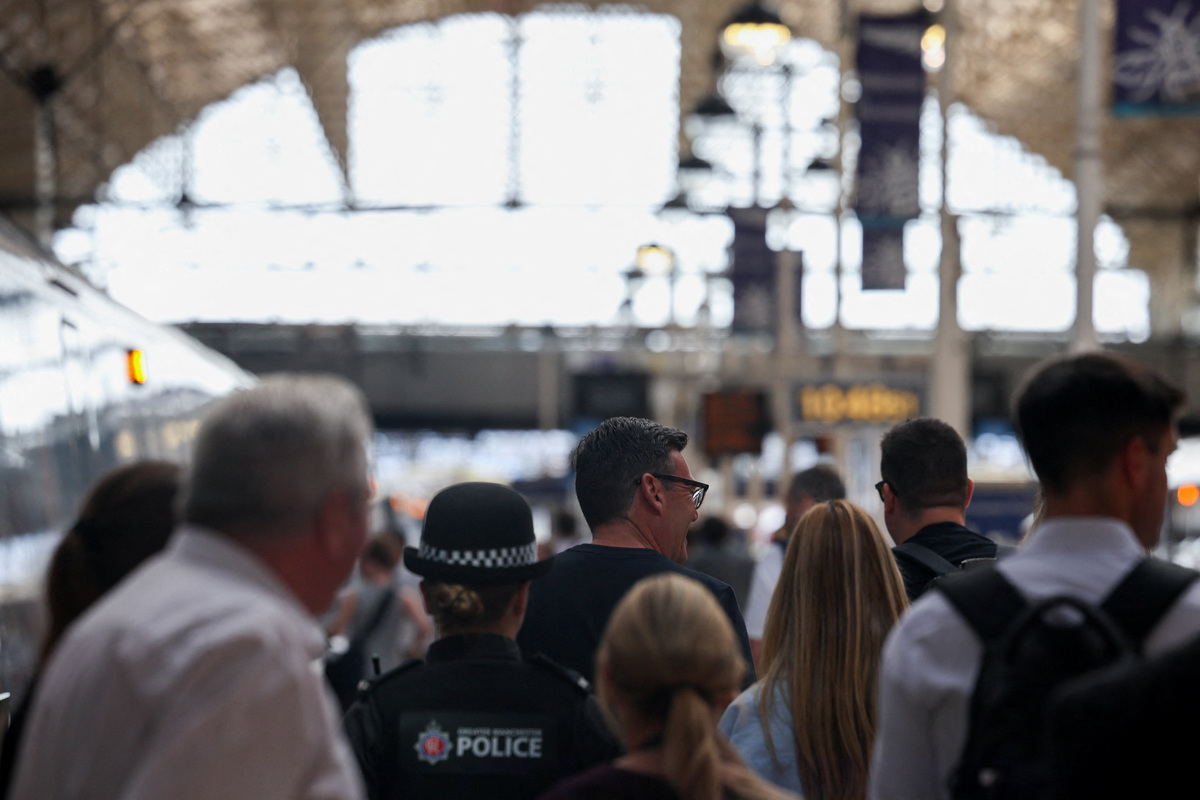 Newly elected Makerfield MP and former Greater Manchester Mayor Andy Burnham walks at Manchester Piccadilly station as he leaves for London, in Manchester, Britain, June 22, 2026. REUTERS/Temilade Adelaja
