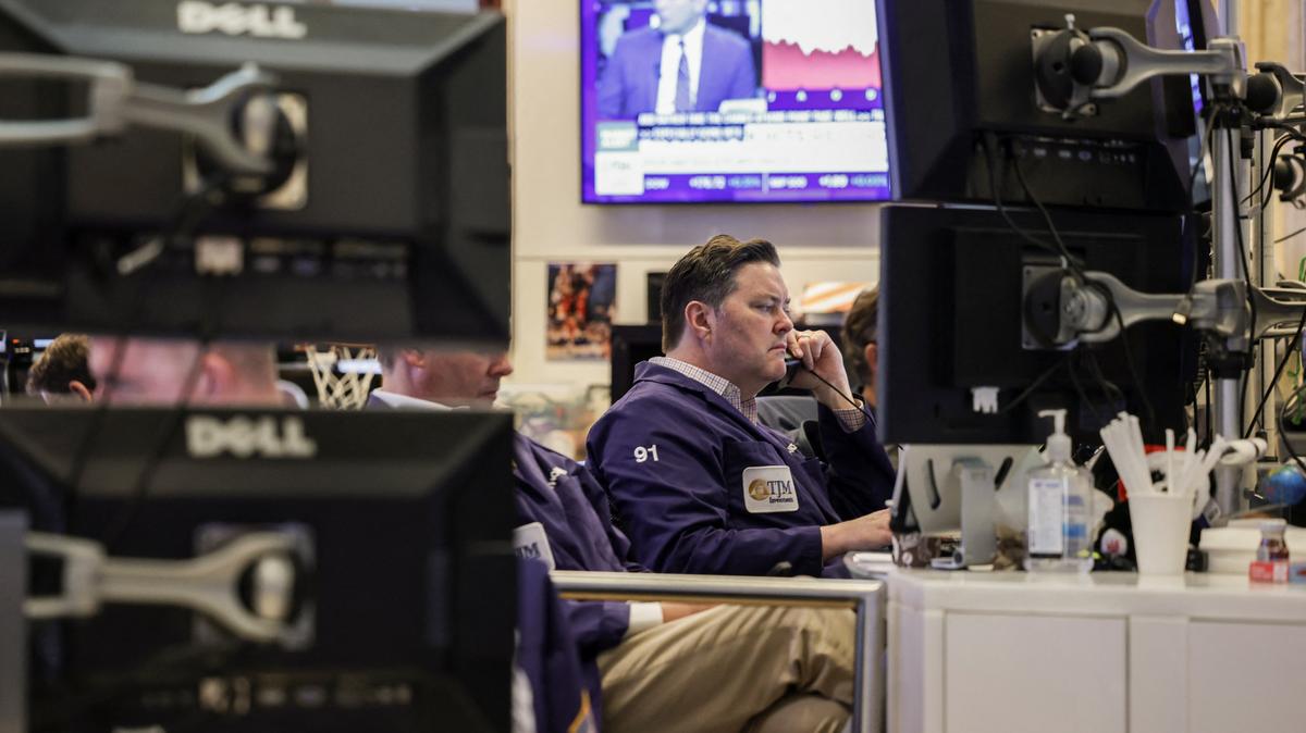 Traders work on the floor at the New York Stock Exchange (NYSE) in New York City, U.S., May 27, 2026. REUTERS/Jeenah Moon