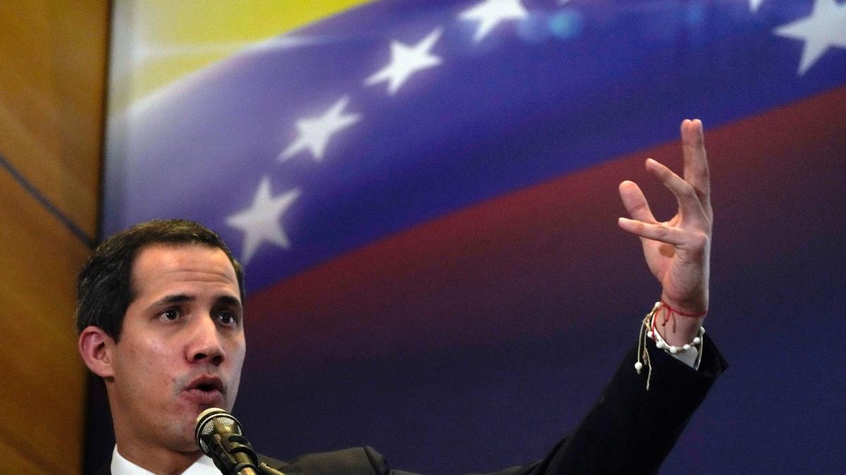 El líder opositor Juan Guaidó explica los ingresos y gastos de su autoproclamado gobierno paralelo en Caracas, Venezuela, el viernes 16 de septiembre de 2022. (AP Foto/Ariana Cubillos)