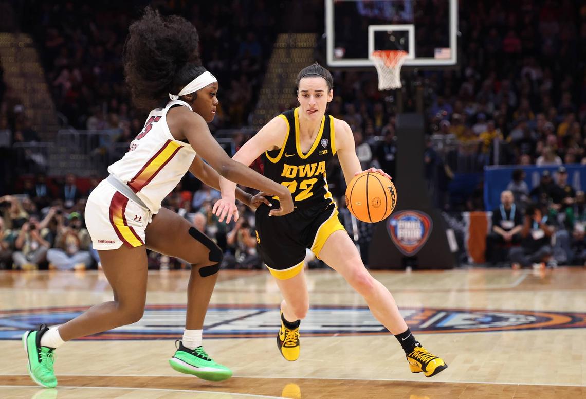  CLEVELAND, OHIO - APRIL 07: Caitlin Clark #22 of the Iowa Hawkeyes dribbles around Raven Johnson #25 of the South Carolina Gamecocks in the first half during the 2024 NCAA Women's Basketball Tournament National Championship at Rocket Mortgage FieldHouse on April 07, 2024 in Cleveland, Ohio. (Photo by Gregory Shamus/Getty Images) 