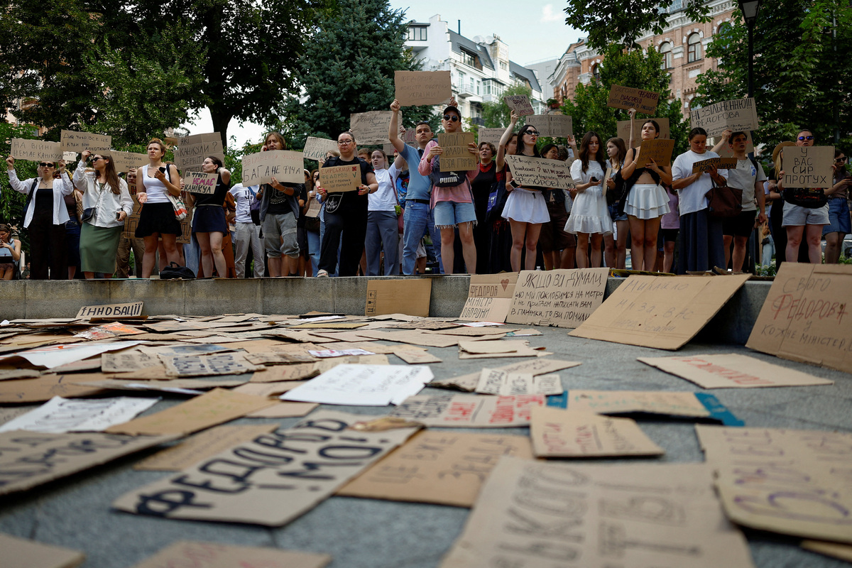 Participants hold posters during a rally to protest against Ukrainian President Volodymyr Zelenskiy's decision to replace Mykhailo Fedorov as Defence Minister and demand  a resignation of Commander in Chief of the Ukrainian Armed Forces Oleksandr Syrskyi, amid Russia's attack on Ukraine, in Kyiv, Ukraine, July 17, 2026. REUTERS/Valentyn Ogirenko