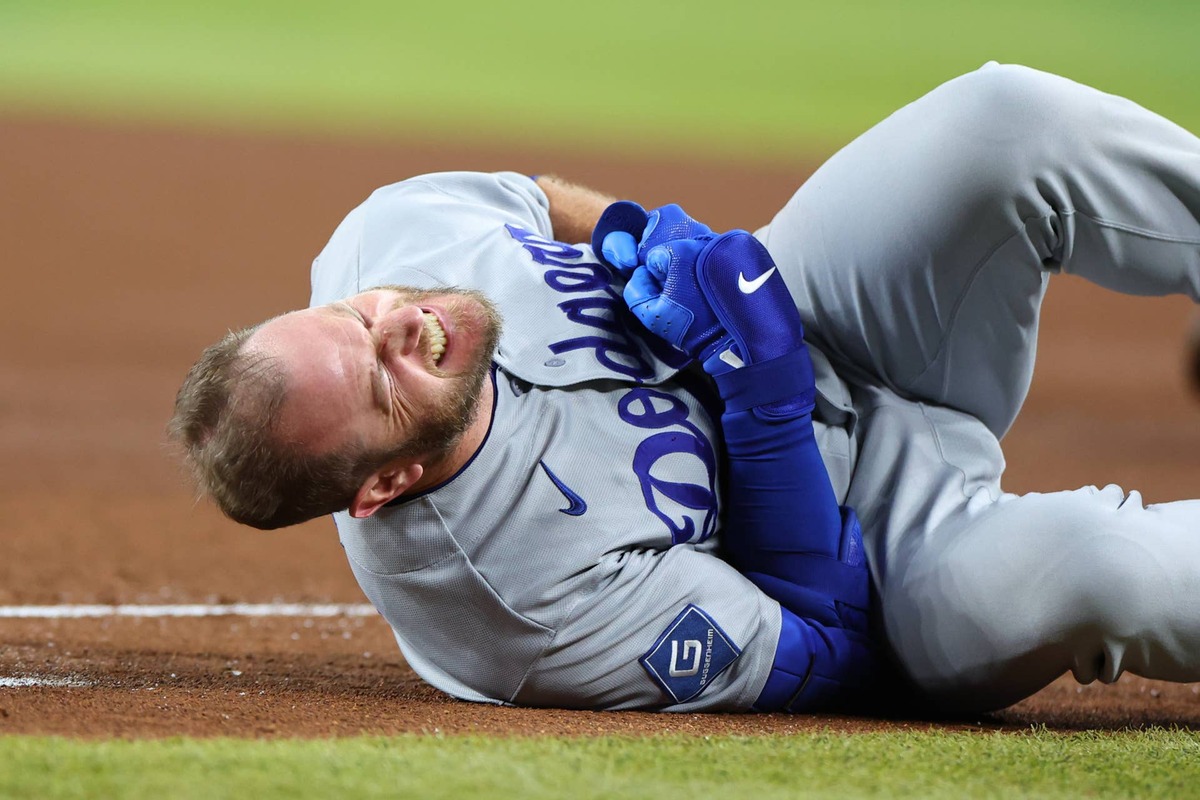  Max Muncy reacts after colliding with Ildemaro Vargas at first base in the fifth inning at Chase Field. Anna Carrington-Imagn Images