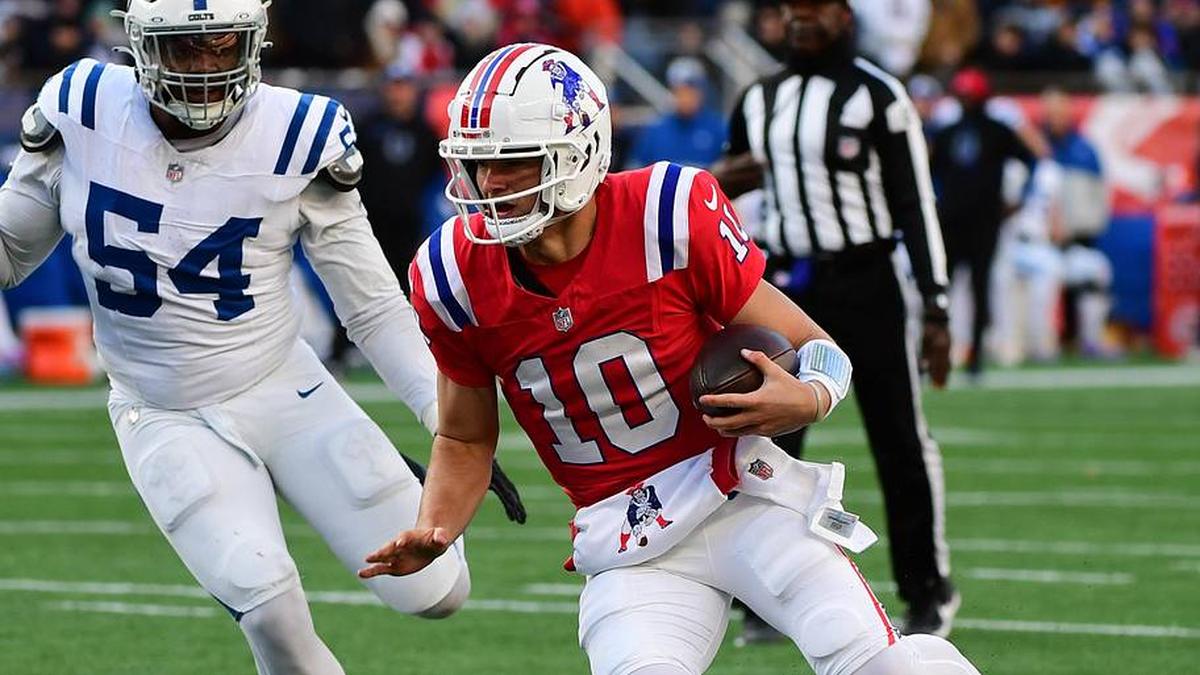 Dec 1, 2024; Foxborough, Massachusetts, USA; New England Patriots quarterback Drake Maye (10) runs the ball while Indianapolis Colts defensive end Dayo Odeyingbo (54) defends during the first half at Gillette Stadium. Mandatory Credit: Bob DeChiara-Imagn Images | Bob DeChiara-Imagn Images 