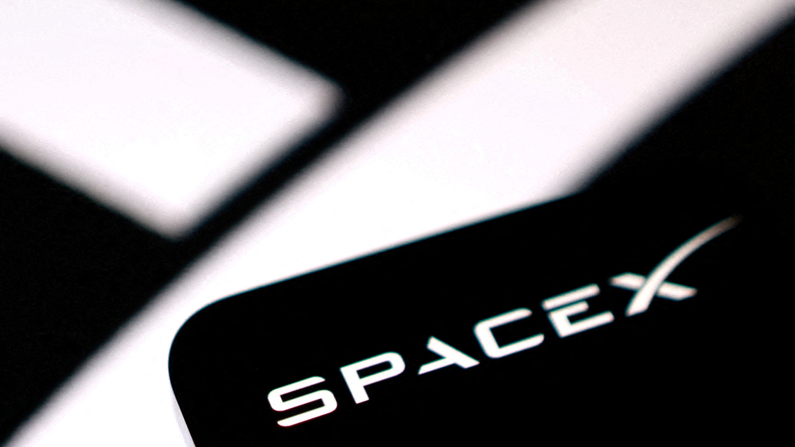 SpaceX takes aim at US wireless carriers with spectrum acquisition