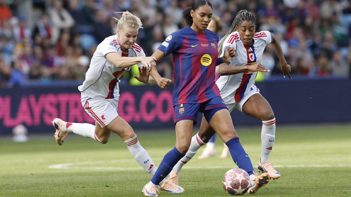 OSLO (NORUEGA), 23/05/2026.- La delantera del Barcelona Salma Paralluelo (c) juega un balón ante Ada Hegerberg (i), del Olympique, durante el partido de la final de la Liga de Campeones que FC Barcelona y Olympique de Lyon disputan este sábado en el estadio Ullevaal de Oslo. EFE/Alberto Estévez