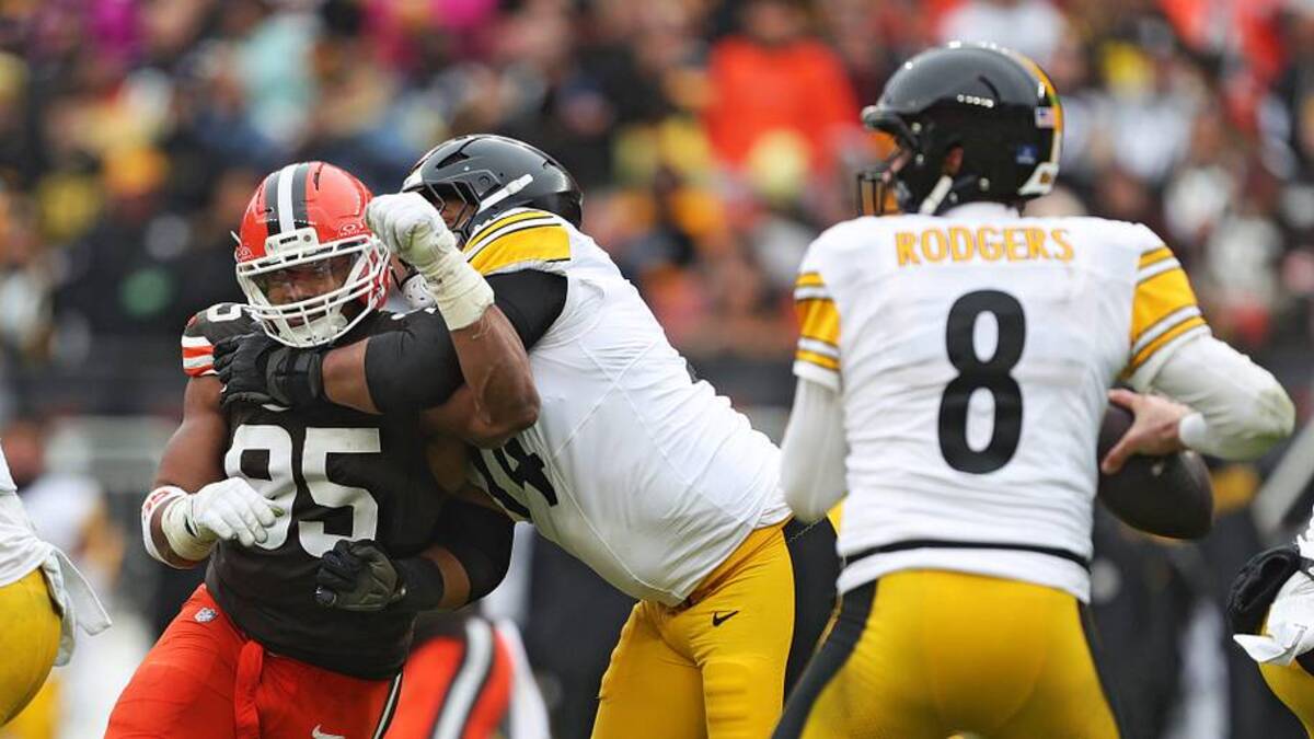  Cleveland Browns defensive end Myles Garrett (95) tries to get past Pittsburgh Steelers guard Spencer Anderson (74) as quarterback Aaron Rodgers (8) looks to throw during the second half of an NFL football game at Huntington Bank Field, Dec. 28, 2025, in Cleveland, Ohio. | Jeff Lange / USA TODAY NETWORK via Imagn Images 