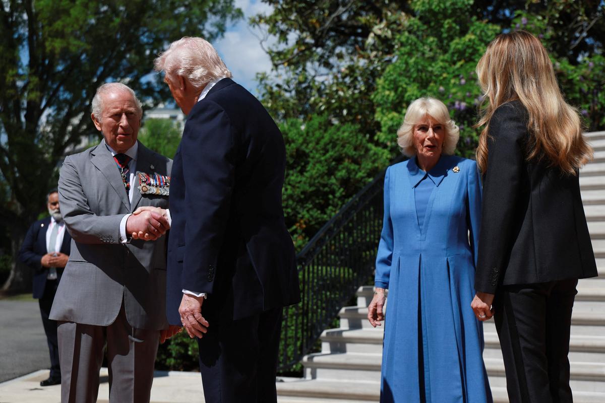 U.S. President Donald Trump shakes hands with Britain's King Charles next to first lady Melania Trump and Queen Camilla as the King and Queen depart Washington on the final day of their state visit, on the South Lawn of the White House in Washington, D.C., U.S., April 30, 2026. REUTERS/Jessica Koscielniak