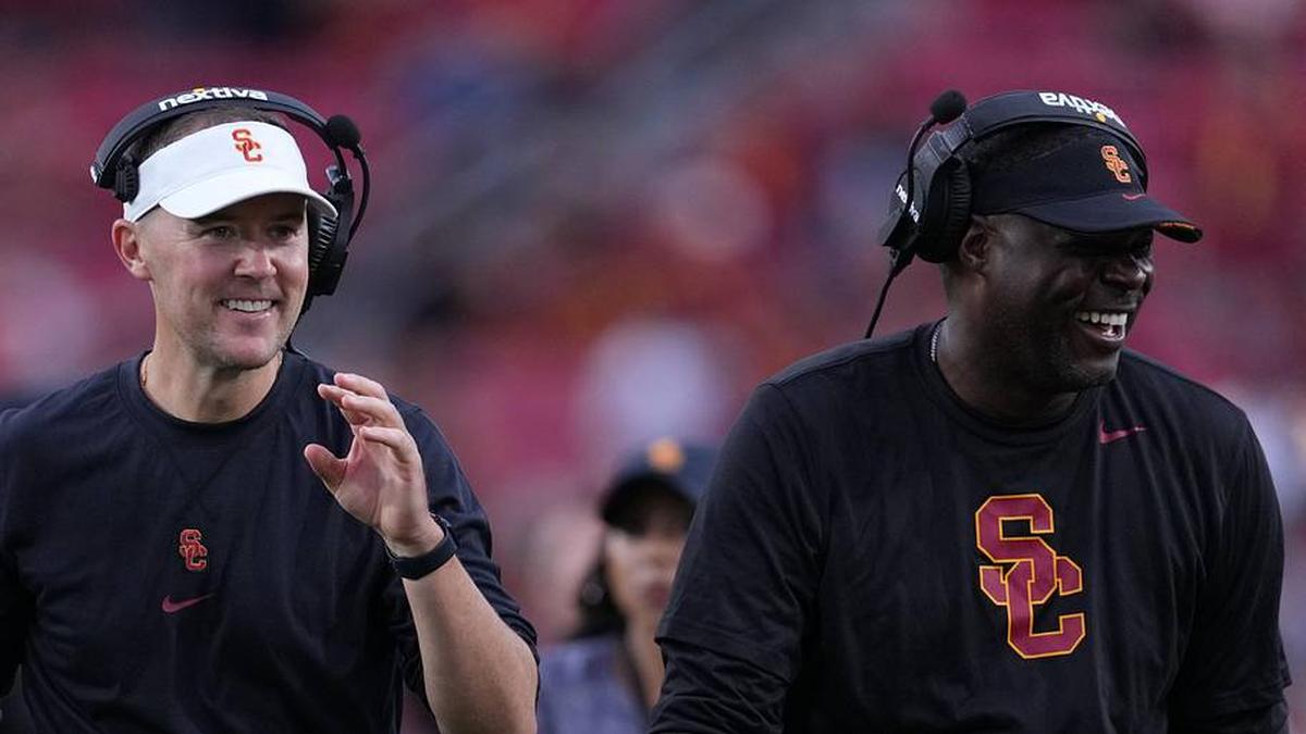  Sep 2, 2023; Los Angeles, California, USA; Southern California Trojans head coach Lincoln Riley (leff) and wide receivers coach Dennis Simmons react against the Nevada Wolf Pack in the second half at United Airlines Field at Los Angeles Memorial Coliseum. Mandatory Credit: Kirby Lee-Imagn Images | Kirby Lee-Imagn Images 