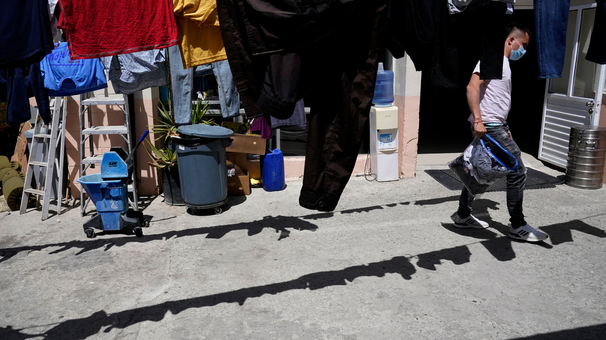 Juan, de Colombia, tiende su ropa para que se seque en un albergue para migrantes el jueves 21 de abril de 2022 en Tijuana, México. Juan, que ha regresado a México tras intentar cruzar a Estados Unidos para solicitar asilo, tiene que esperar hasta principios de mayo para su próxima audiencia. Una política crítica de la era Trump que obliga a los solicitantes de asilo a esperar en México para audiencias en la corte de inmigración de EEUU fue discutida el martes ante la Corte Suprema de Estados Unidos. (Foto AP/Gregory Bull)