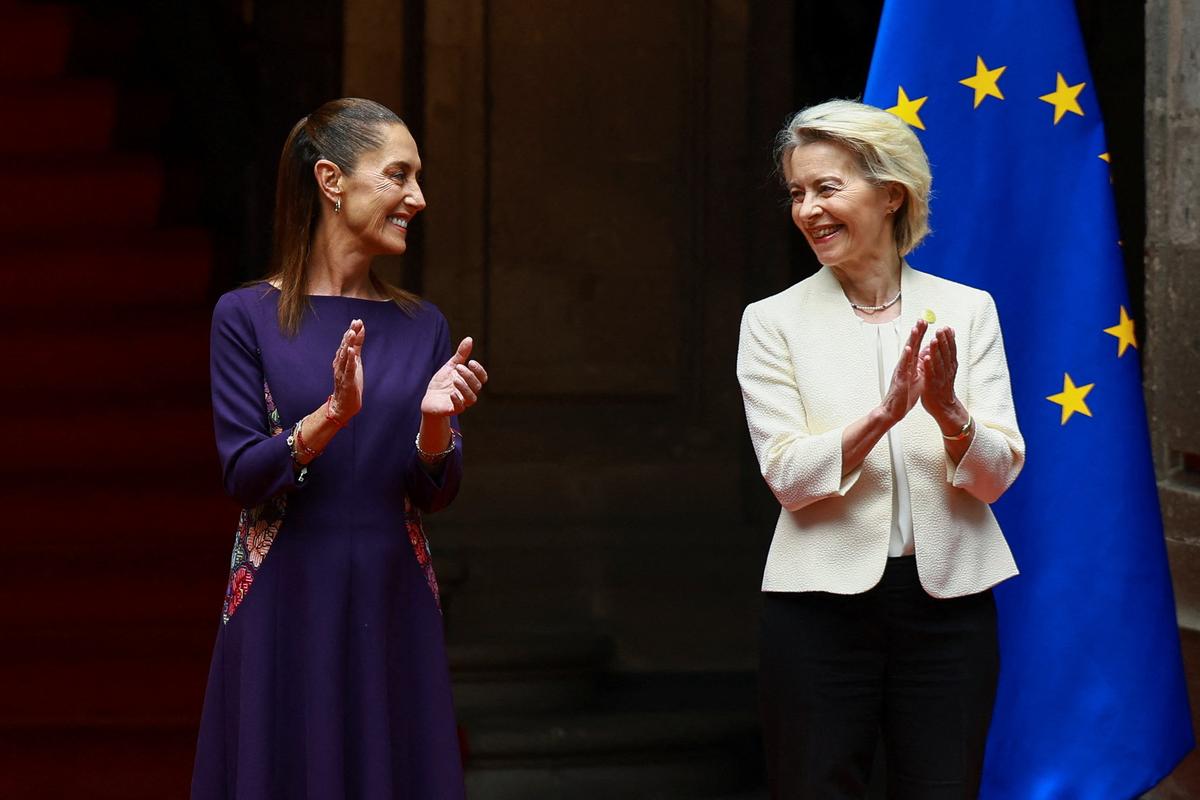 Mexican President Claudia Sheinbaum receives European Commission President Ursula von der Leyen for a meeting to sign deals on trade, security and cooperation, at the National Palace, in Mexico City, Mexico May 22, 2026. REUTERS/Raquel Cunha