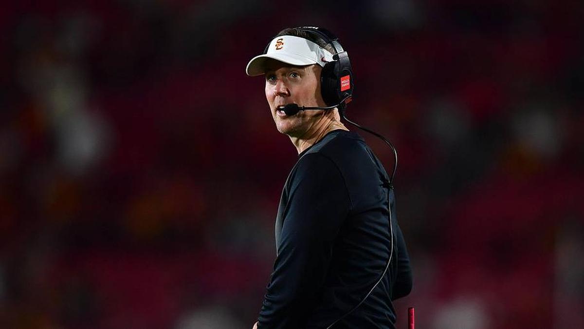  Sep 20, 2025; Los Angeles, California, USA; Southern California Trojans head coach Lincoln Riley watches game action against the Michigan State Spartans during the second half at the Los Angeles Memorial Coliseum. Mandatory Credit: Gary A. Vasquez-Imagn Images | Gary A. Vasquez-Imagn Images 