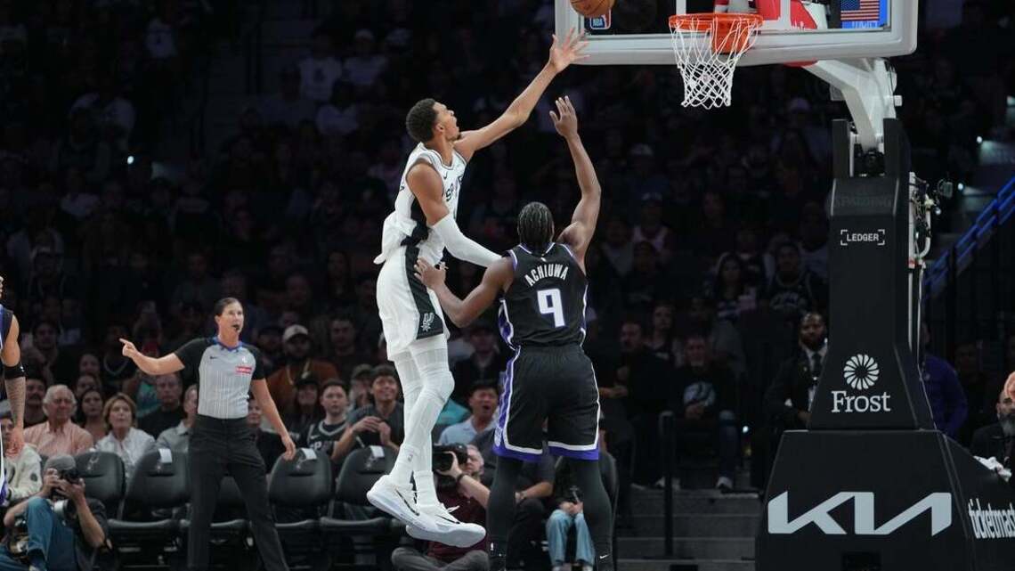 Spurs nearly flawless in 80-point first half, keep Kings winless