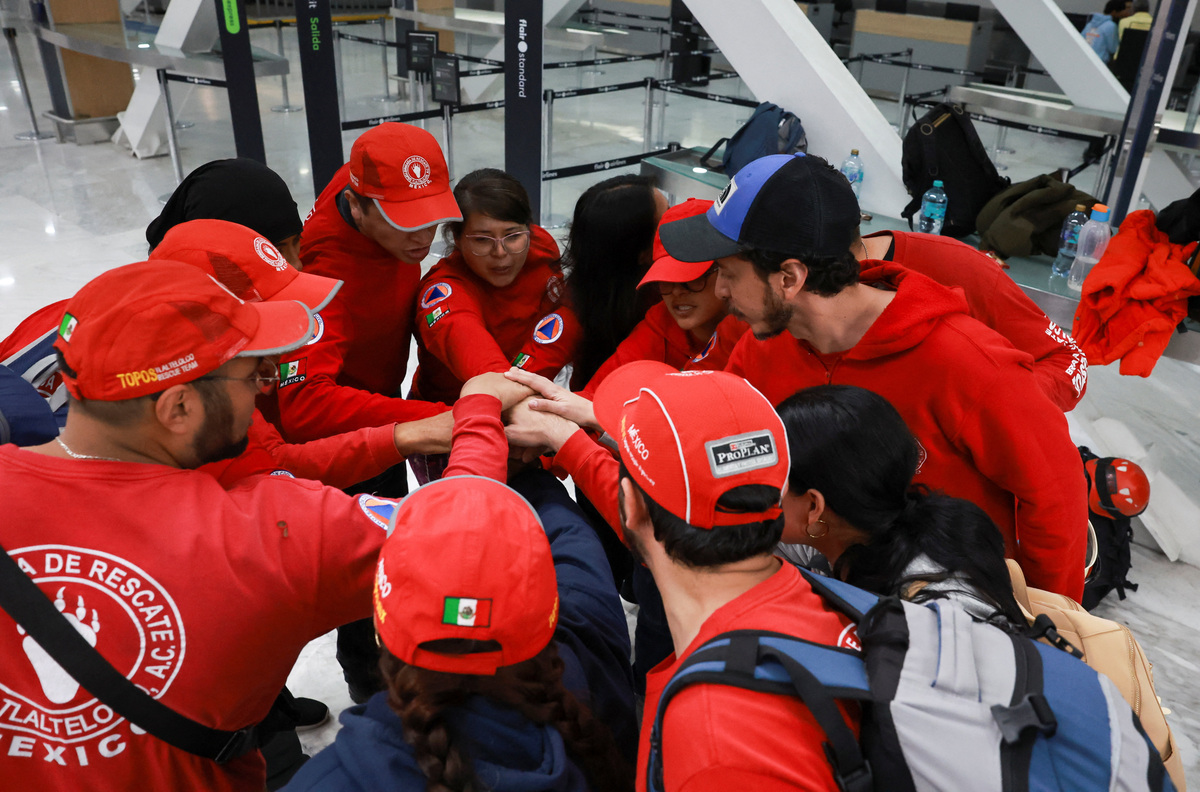 Members of the Mexican rescue team known as the "Topos Tlatelolco Rescue Brigade" huddle as they prepare to depart for Venezuela, following two earthquakes, at Benito Juarez international airport in Mexico City, Mexico June 26, 2026. REUTERS/Henry Romero