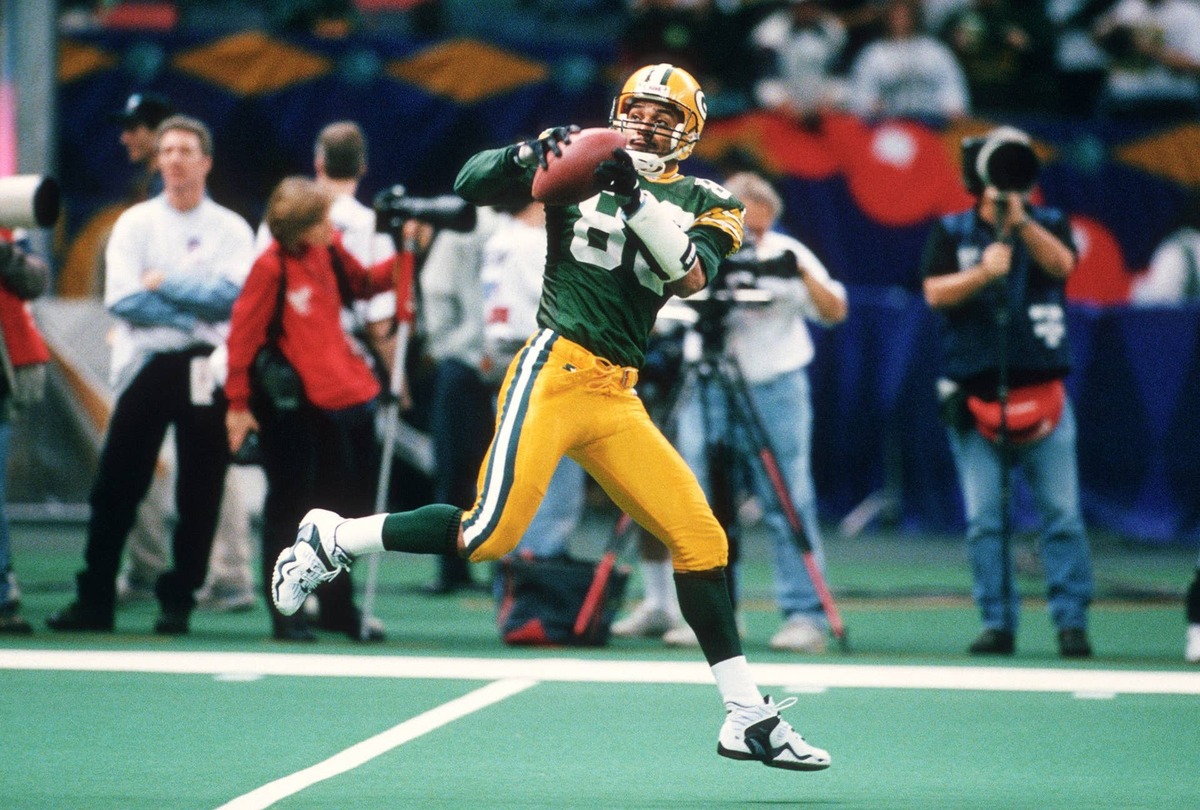  Antonio Freeman #86 of the Green Bay Packers catches a pass in pre-game warm ups prior to playing the New England Patriots in Super Bowl XXXI January 26, 1997 at the Louisiana Superdome in New Orleans, Louisiana . The Packers won the game 35-21. (Photo by Focus on Sport/Getty Images) Photo by Focus on Sport/Getty Images