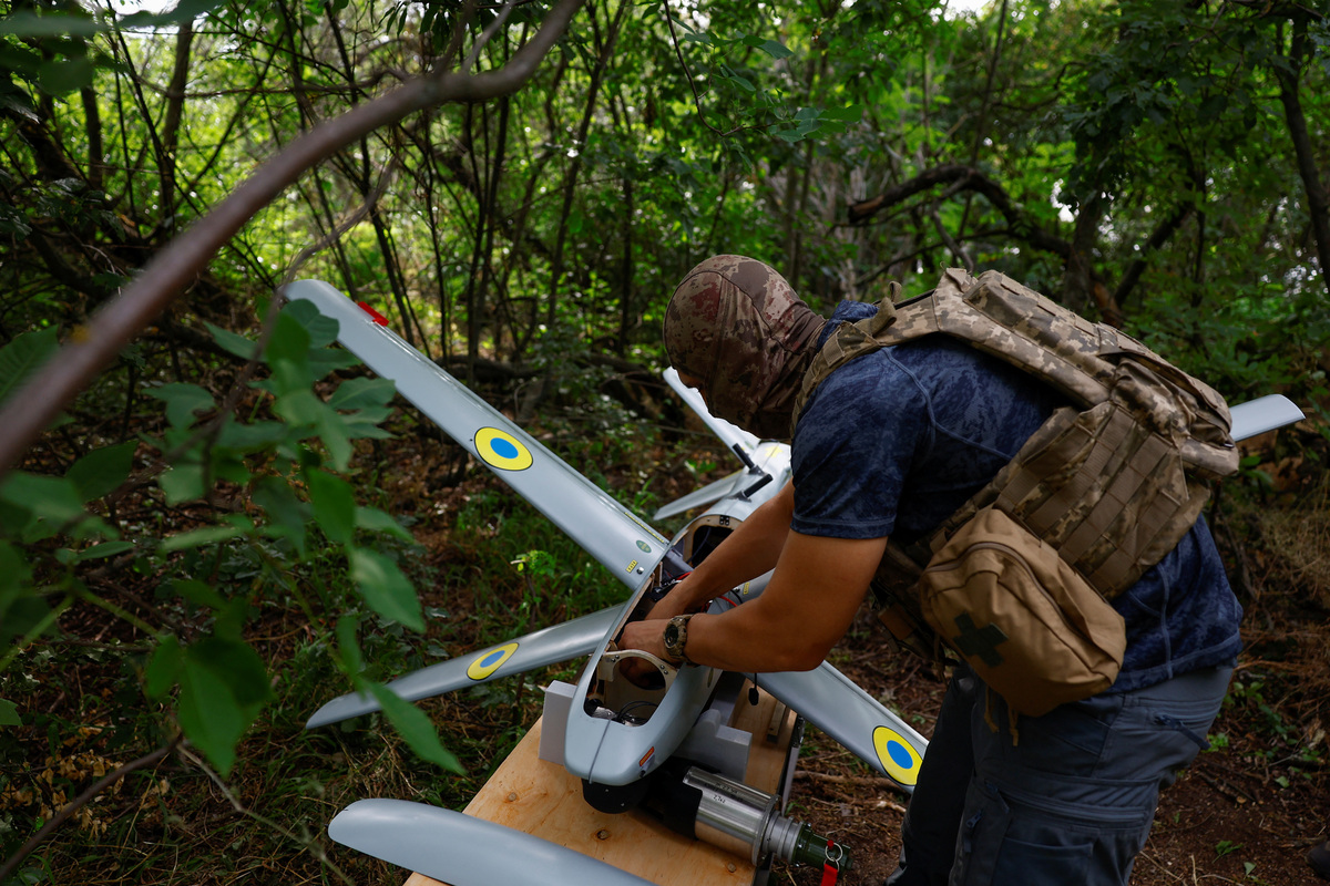 A service member of the 422nd Unmanned Systems Regiment 'Luftwaffe' of the Ukrainian Armed Forces, prepares a RAM-2X strike drone for a flight while they work at a position near a front line, amid Russia's attack on Ukraine, in an undisclosed location in Southern Ukraine, on an undisclosed date, 2026. REUTERS/Valentyn Ogirenko