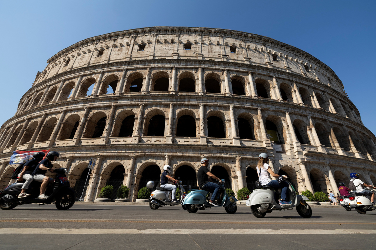 Vespa riders drive past the Colosseum on the last day of “Vespa Roma 2026 - 80 Years of an Icon”, a four days global gathering marking the 80th anniversary of the iconic Italian scooter brand, in Rome, Italy, June 27, 2026. REUTERS/Remo Casilli