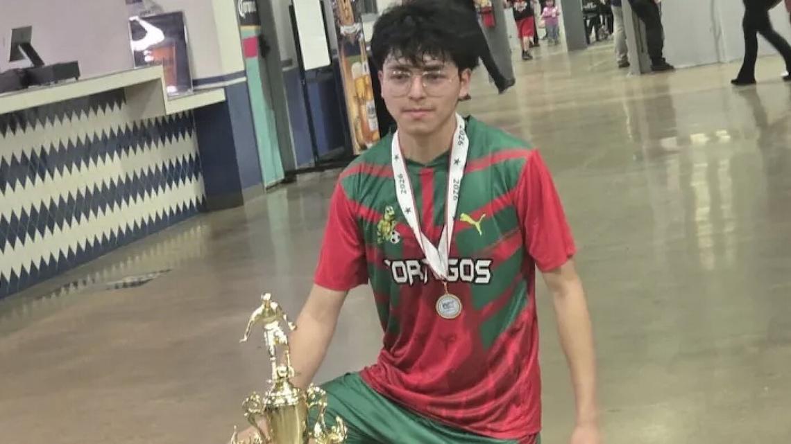 Honor Roll Student, 17, Fatally Shot on His Way to School in Chicago 