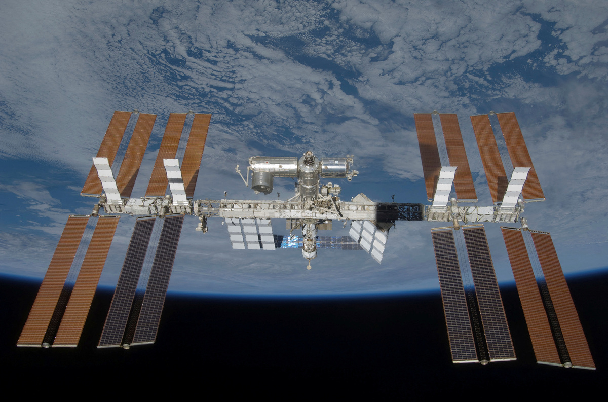 FILE PHOTO: The International Space Station is seen with its full complement of solar arrays from the Space Shuttle Discovery during the STS-119 mission against the backdrop of the blackness of space and the Earth's horizon, in this image released by NASA March 28, 2009. REUTERS/NASA/File Photo