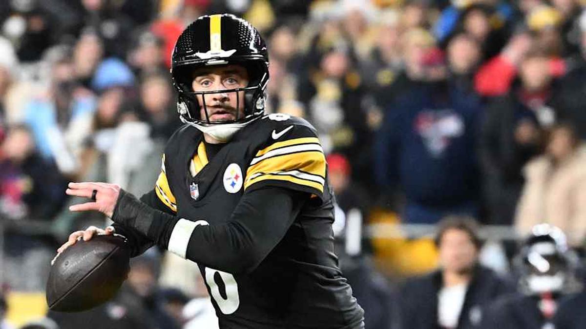 Jan 12, 2026; Pittsburgh, PA, USA; Pittsburgh Steelers quarterback Aaron Rodgers (8) scrambles during the first half of an AFC Wild Card Round game against the Houston Texans at Acrisure Stadium. Mandatory Credit: Barry Reeger-Imagn Images | Barry Reeger-Imagn Images 