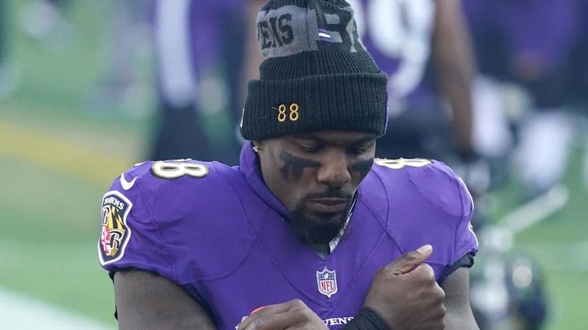  Dec 27, 2020; Baltimore, Maryland, USA; Baltimore Ravens wide receiver Dez Bryant (88) strikes his familiar X pose prior to the game against the New York Giants at M&T Bank Stadium. Mandatory Credit: Mitch Stringer-Imagn Images | Mitch Stringer-Imagn Images 
