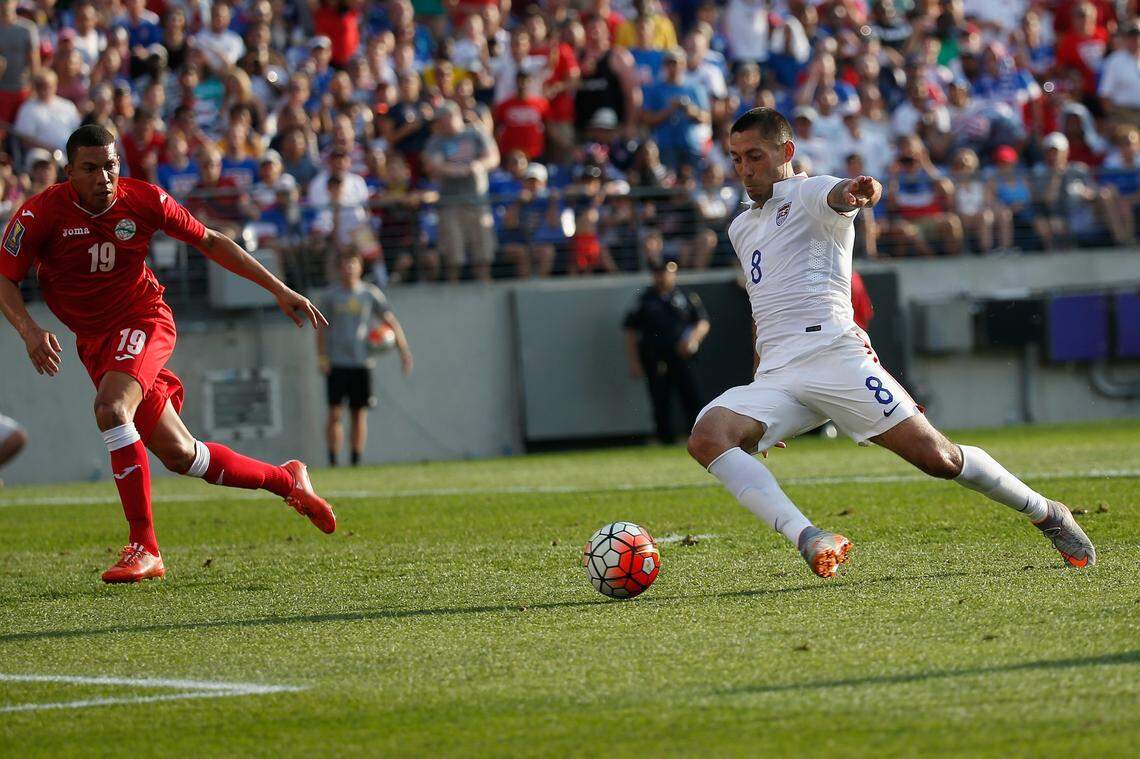 El jugador de Estados Unidos Clint Dempsey conduce la pelota ante la defensa de Yasmani López en el partido de la Copa Oro celebrado el 18 de julio de 2015 en Baltimore.