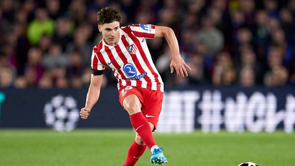  There are very few flaws to Julián Alvarez's game. | Adria Puig/Anadolu/Getty Images 