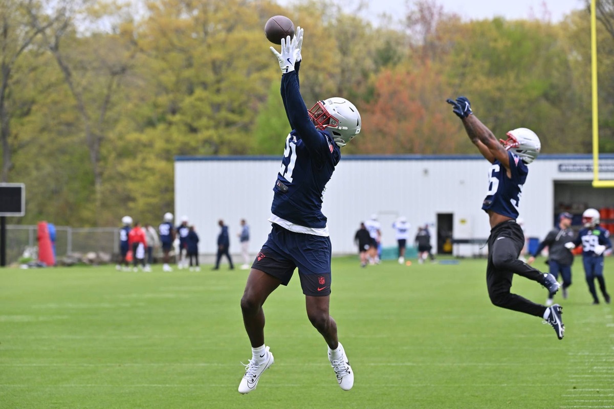  May 9, 2026; Foxborough, MA, USA; New England Patriots cornerback Karon Prunty (21) makes a catch during the New England Patriots rookie camp at Gillette Stadium. Mandatory Credit: Eric Canha-Imagn Images