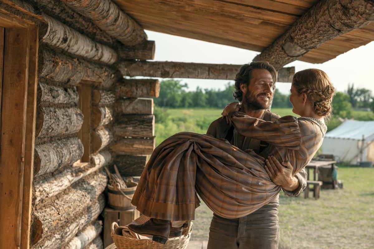 Luke Bracey as Charles Ingalls and Crosby Fitzgerald as Caroline Ingalls in ‘Little House on the Prairie’ (2026)Eric Zachanowich/Netflix © 2026