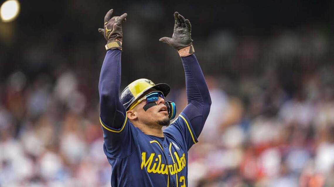 Brewers sweep Marlins as Contreras hits walk-off homer