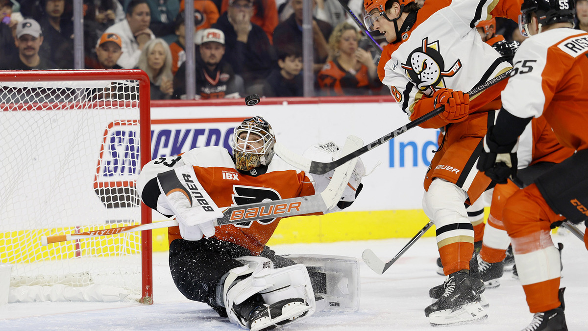 Flyers squander two-goal lead in loss to Ducks