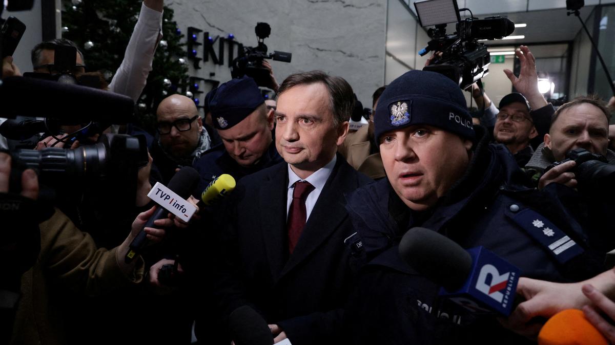 FILE PHOTO: Member of the Law and Justice (PiS) party and Poland's former Justice Minister Zbigniew Ziobro is surrounded by members of the media after he was detained by police at the Polish TV Republika station's headquarters to be brought to testify before the Pegasus Investigation Committee, in Warsaw, Poland January 31, 2025. Agencja Wyborcza.pl/Dawid Zuchowicz/via REUTERS   ATTENTION EDITORS - THIS IMAGE WAS PROVIDED BY A THIRD PARTY. POLAND OUT. NO COMMERCIAL OR EDITORIAL SALES IN POLAND./File Photo