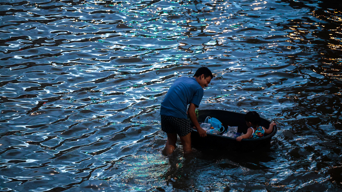 Thai Airways cuts flights, battles baggage chaos as Bangkok floods ease