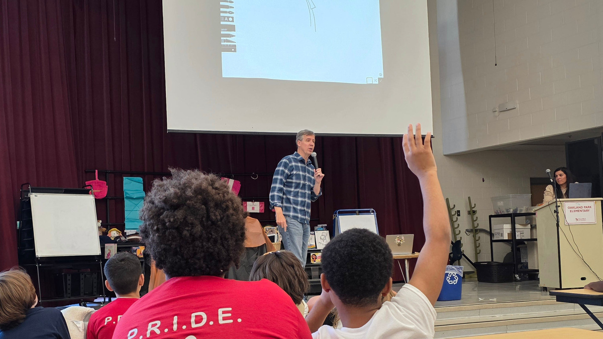 'Diary of a Wimpy Kid' author surprises CCS students with visit, books