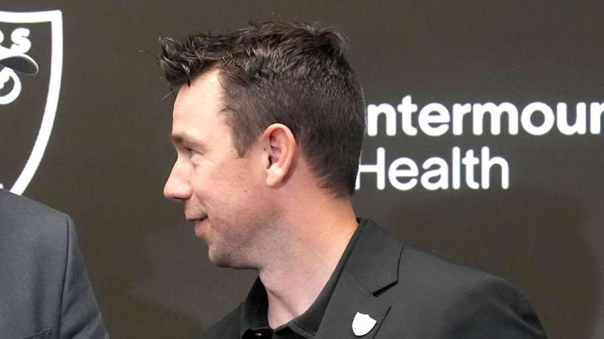  Apr 24, 2026; Henderson, NV, USA; Las Vegas Raiders quarterback Fernando Mendoza (left) shakes hands with head coach Klint Kubiak at introductory press conference at Intermountain Health Performance Center after being selected as the No. 1 pick in the 2026 NFL Draft. Mandatory Credit: Kirby Lee-Imagn Images | Kirby Lee-Imagn Images 