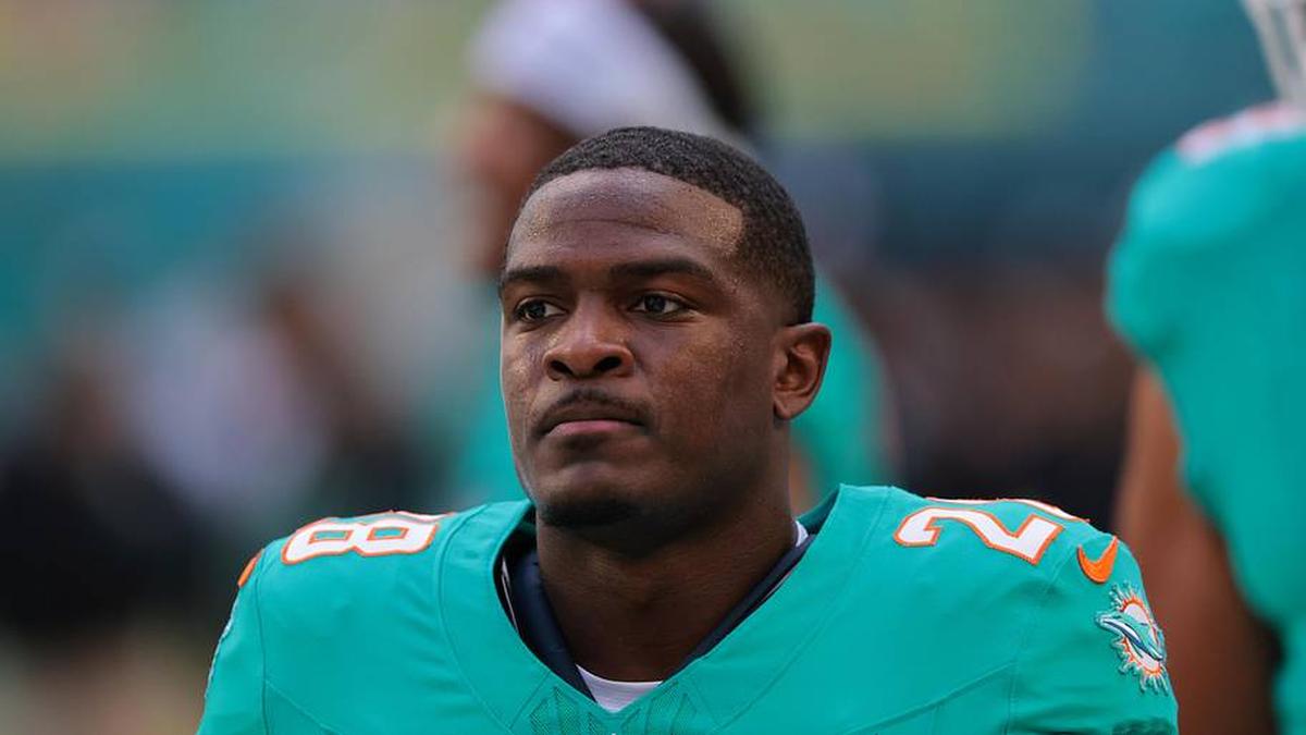  Dec 28, 2025; Miami Gardens, Florida, USA; Miami Dolphins running back De'Von Achane (28) warms up before a game against the Tampa Bay Buccaneers at Hard Rock Stadium. Mandatory Credit: Sam Navarro-Imagn Images | Sam Navarro-Imagn Images 