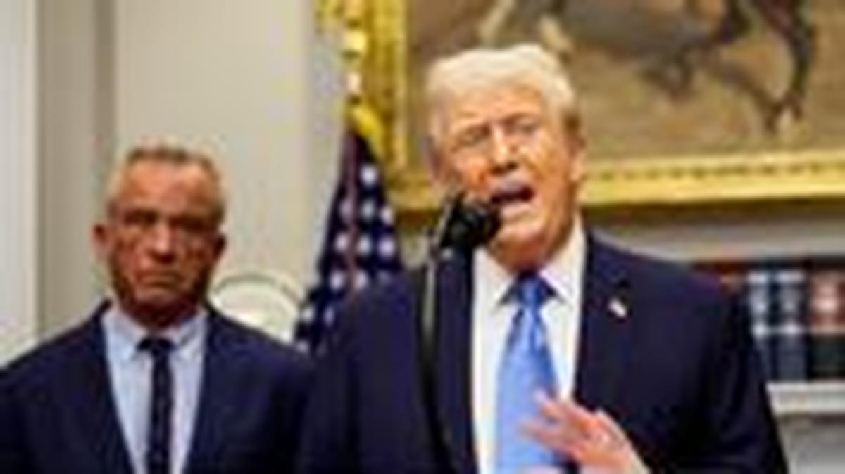 FILE PHOTO: U.S. President Donald Trump, next to U.S. Secretary of Health and Human Services Robert F. Kennedy Jr., makes an announcement linking autism to childhood vaccines and to the use of popular pain medication Tylenol for pregnant women and children, claims which are not backed by decades of science, at the White House, in Washington, D.C., U.S., September 22, 2025. REUTERS/Kevin Lamarque/File Photo